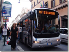 Minibus 117 stops at a fermata on Via del Corso in Rome.