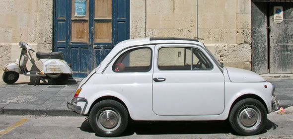 Old Fiat 500 and old Vespa in Siracusa