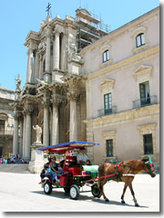 A horse-drawn carriage on Piazza del Duomo, Siracusa