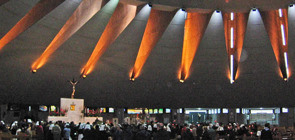 A mass inside the Madonna of Tears Sanctuary. (Photo by Antonio M. Mora García)