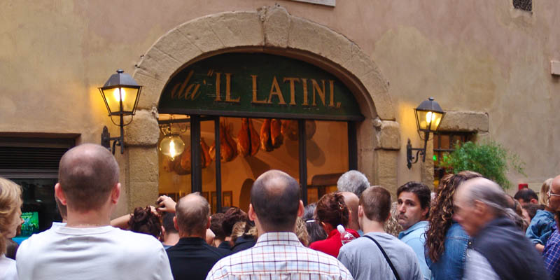 The line to get into Il Latini. (Photo by Reid Bramblett)