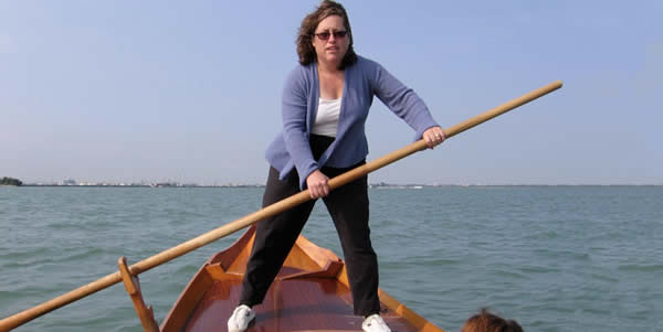 A gondola rowing lesson in Venice